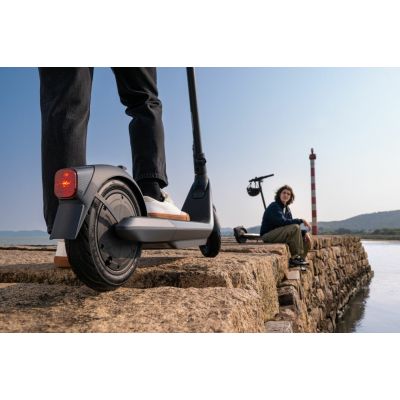 6. Hulajnoga elektryczna Segway-Ninebot KickScooter E2 PRO D