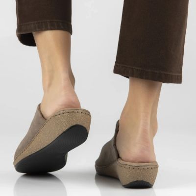 6. Skórzane klapki na koturnie taupe Filippo DK7567