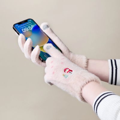 2. Rękawiczki zimowe do telefonu damskie z bałwankiem i choinką - beżowe