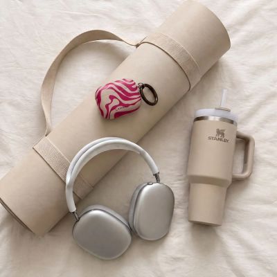 6. Etui Tech-Protect Lamano na AirPods Pro 3 - różowo-beżowe