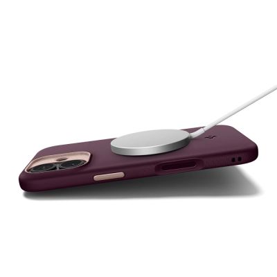 10. Etui Spigen Nano Pop Mag MagSafe na iPhone 17 - bordowe