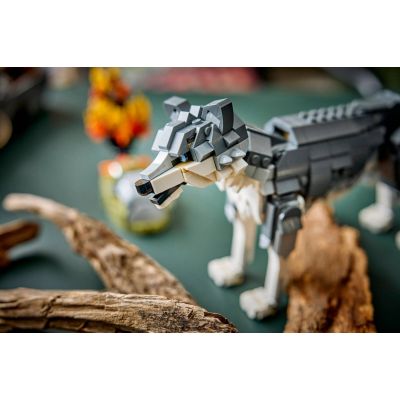 9. LEGO Creator 3w1 31393 - Leśne zwierzęta: Wilk szary