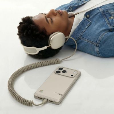 11. Etui Spigen Classic LS MagSafe na iPhone 17 Pro - beżowe