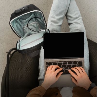 12. Plecak miejski Wozinsky Premium na jedno ramię, antykradzieżowy z organizerem i USB - czarny