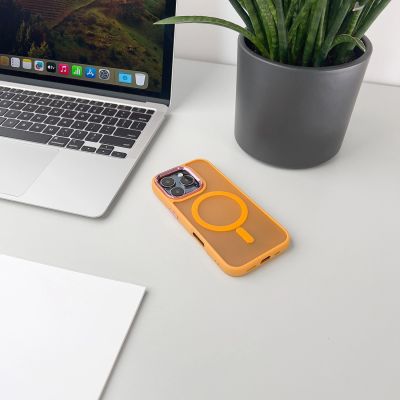 6. Etui Magnetic Collection MagSafe na iPhone 16 - pomarańczowe