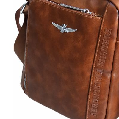 5. Torba męska na ramię listonoszka Aeronautica Militare Sling Bag Brązowa - AM-1182