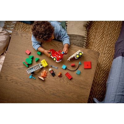 11. LEGO DUPLO TOWN 10473 Wóz strażacki z wężem i strażakiem