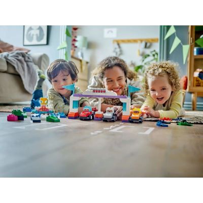 8. LEGO DUPLO TOWN 10445 Bolidy i kierowcy F1