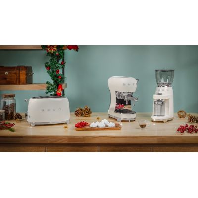 9. SMEG Ekspres do kawy (ECF02CREU) creme