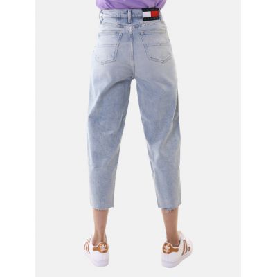 7. Spodnie Tommy Jeans Mom Fit Tapered W DW0DW11561