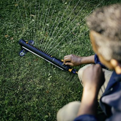 12. FISKARS ZRASZACZ WAHADŁOWY M X-SERIES