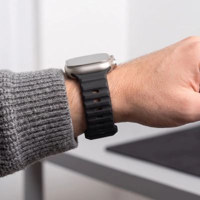 7. Pasek Tech-Protect Silicone Line na Apple Watch 44 / 45 / 46 / 49 mm - czarny