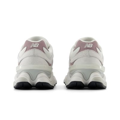 10. Buty sportowe New Balance U9060EEJ