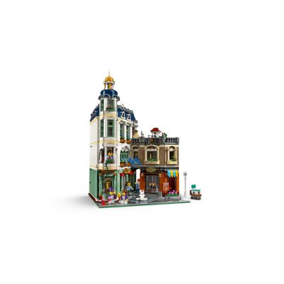 4. LEGO Icons 11371 - Ulica handlowa