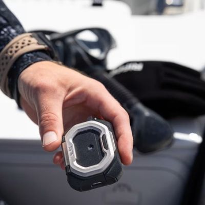 9. UAG Monarch - obudowa ochronna do AirPods Pro 3 (olive/silver)