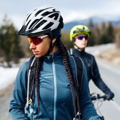 11. Kask rowerowy MTB Wozinsky z odpinanym daszkiem i tylną lampką USB 57-62 cm - czarno-biały