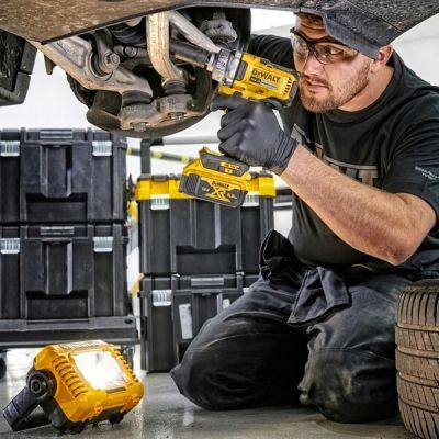 4. Lampa Led Aku 18V DCL077-XJ DEWALT