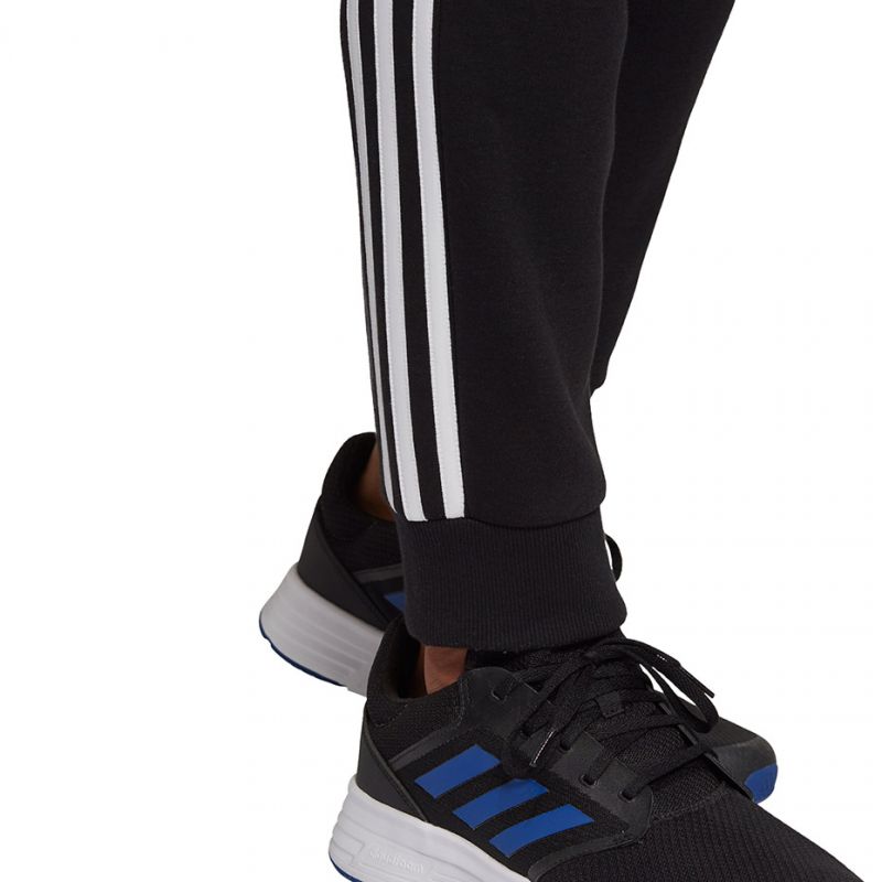 4. Spodnie adidas Essentials Fleece M GK8821