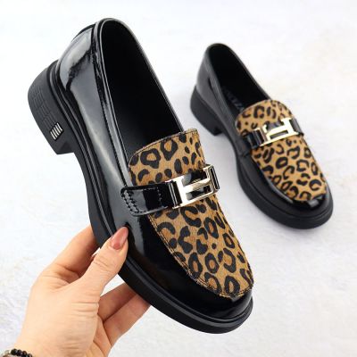 Skórzane półbuty w panterkę lordsy lakierowane czarne Vinceza  66790