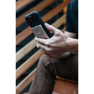 10. Powerbank UAG Ultra Slim 5K - powerbank 5000 mAh z podstawką, ładowanie bezprzewodowe 10W, kompatybilny z MagSafe, kabel w zestawie (titanium)