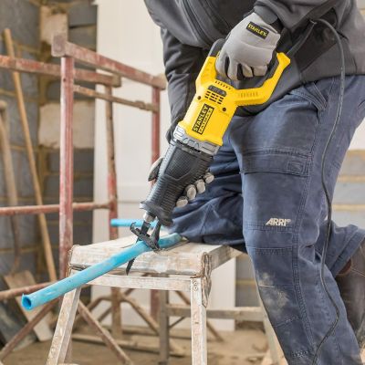 7. Piła szablasta 900W FME360 Stanley