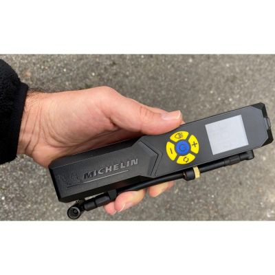 28. POMPKA KOMPRESOR TURYSTYCZNY NA AKUMULATOR MICHELIN