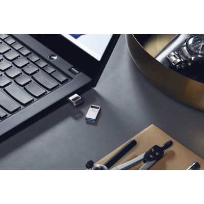 9. KINGSTON FLASH 256GB DATATRAVELER USB 3.2 Gen 1 200MB/s