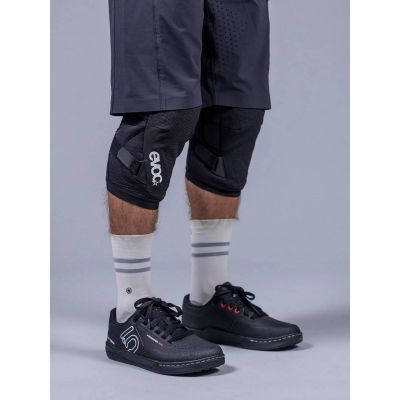 3. Ochraniacze na kolana EVOC Knee Prot Ls Flex Enduro black