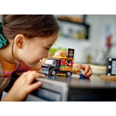 7. LEGO City 60404 Ciężarówka z burgerami