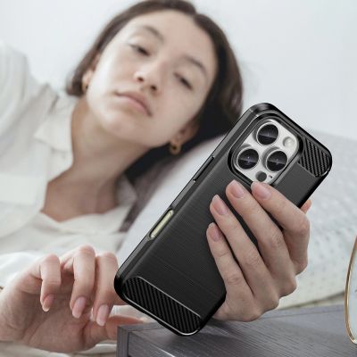 8. Etui silikonowe Carbon Case do iPhone 16 Pro Max - czarne