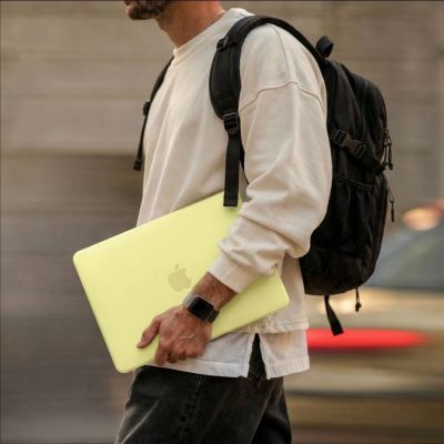 5. Etui Tech-Protect Softshell na MacBook Neo 13 2026 - żółte matowe