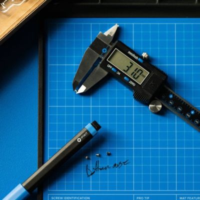 3. Cyfrowa suwmiarka iFixit w kolorze niebieskim z ekranem LCD