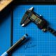 3. Cyfrowa suwmiarka iFixit w kolorze niebieskim z ekranem LCD
