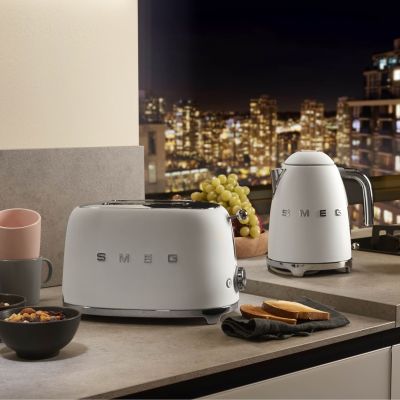 30. Czajnik elektryczny SMEG CLF03WHMEU