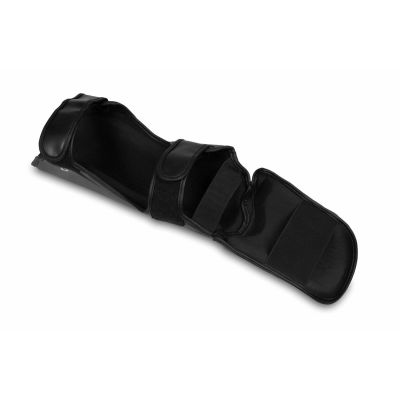 8. Ochraniacze na piszczele M - Edge