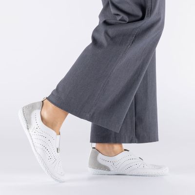 7. Skórzane półbuty damskie ażurowe wsuwane białe Rieker 43663-80