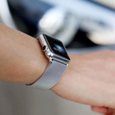 7. Magnetyczna opaska bransoleta Magnetic Strap pasek do Apple Watch 38 / 40 mm - czerwona