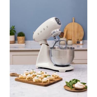 8. Robot kuchenny SMEG SMF05CREU