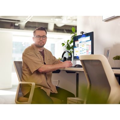 10. POLY Zestaw słuchawkowy Voyager Surround 85 UC USB-C + przejściówka USB-C/A + podstawka ładująca