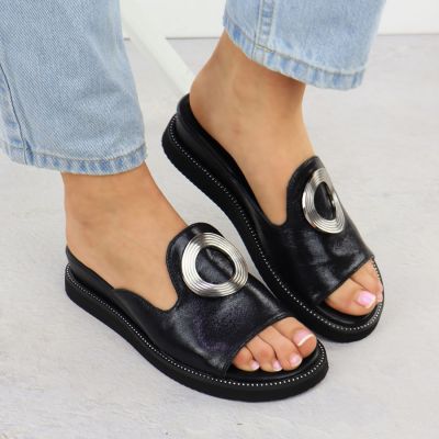 7. Klapki damskie na niskim koturnie czarne M.Daszyński