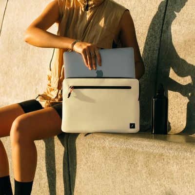 3. Native Union Ultralight Sleeve - etui ochronne do Macbook 16" (sandstone)