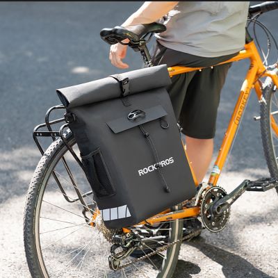 8. Sakwa rowerowa Rockbros z funkcją plecaka, wodoodporna, z zaczepem na kask 18l - czarna