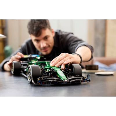 14. LEGO Technic 42240 - Bolid F1 Aston Martin Aramco AMR25