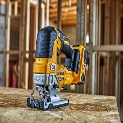 8. DeWALT DCS334P2-QW wyrzynarka elektryczna 3200 spm 2,1 kg