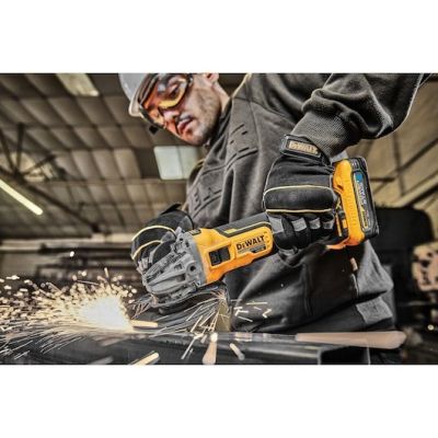 4. DeWALT DCG405H2T-QW polerka/szlifierka do podłóg