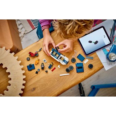 10. LEGO City 60479 Policyjna furgonetka do transportu więźniów