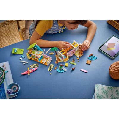 22. LEGO Friends 42699 Domek na plaży i foki
