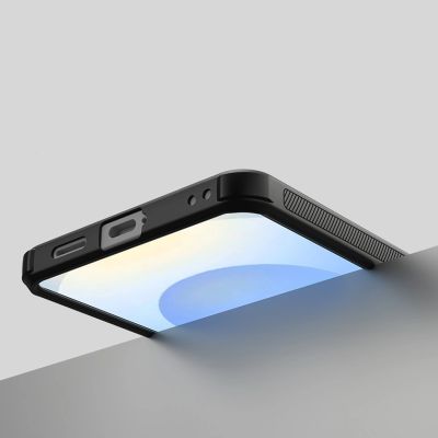 10. Etui Nillkin Super Frosted Shield Pro na Samsung Galaxy S26+ - półprzezroczysto-czarne