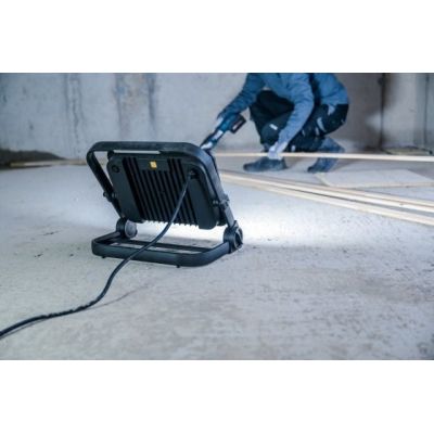 8. Mobilny reflektor LED Brennenstuhl JARO 14060 M