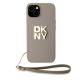 2. Etui DKNY Wrist Strap Stock Logo na iPhone 15 Plus - beżowe